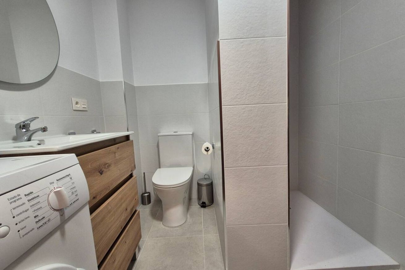 Ducha, secador de pelo, toallas y champú