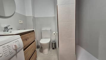 Ducha, secador de pelo, toallas y champú