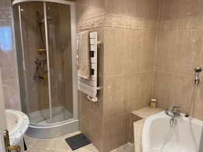 Haartrockner, Handtücher, Seife, Toilettenpapier