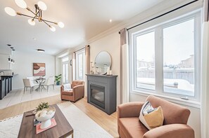 Smart TV, fireplace