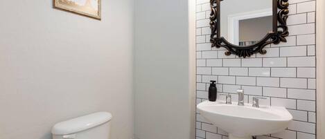 Shower, jetted bath, hair dryer, towels