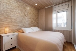 3 bedrooms, iron/ironing board, Internet, bed sheets