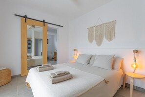 4 bedrooms, iron/ironing board, WiFi, bed sheets
