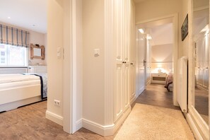 2 chambres, coffres-forts dans les chambres, fer et planche à repasser