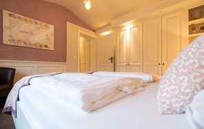 2 bedrooms, in-room safe, iron/ironing board, WiFi - Haus Borelör, Whg. 1 - Spacious 3-room apartment on approx. 80 m² for up to 4 persons. (Sylt)