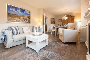 TV, stereo - Haus Borelör, Whg. 1 - Spacious 3-room apartment on approx. 80 m² for up to 4 persons. (Sylt)