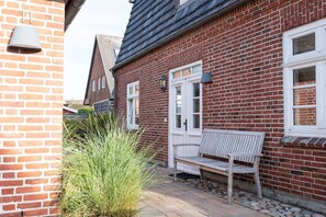 Terrace/patio - Haus Borelör, Whg. 1 - Spacious 3-room apartment on approx. 80 m² for up to 4 persons. (Sylt)