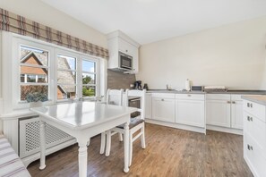 Coffee/tea maker, fridge, microwave, oven - Haus Borelör, Whg. 2 - Spacious 2-room apartment on approx. 95 m² for up to 2 persons. (Sylt)