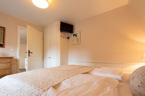 1 bedroom, desk, iron/ironing board, WiFi