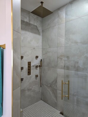 Dusche, Haartrockner, Handtücher, Seife