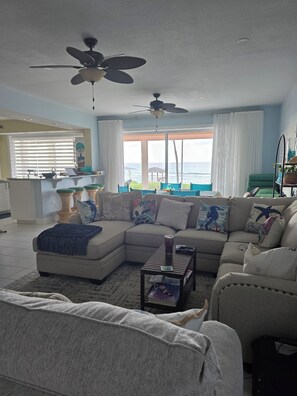 Smart-tv, boeken en een printer