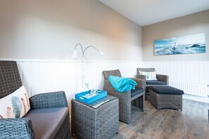 TV, stereo - Haus Sönhüs, Whg. 1 - Bright 3-room holiday apartment on approx. 100 m² for up to 4 persons. (Sylt)