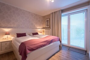 2 bedrooms, in-room safe, desk, iron/ironing board - Haus Sönhüs, Whg. 1 - Bright 3-room holiday apartment on approx. 100 m² for up to 4 persons. (Sylt)