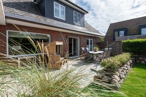 Terrace/patio - Haus Sönhüs, Whg. 1 - Bright 3-room holiday apartment on approx. 100 m² for up to 4 persons. (Sylt)