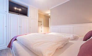 2 Schlafzimmer, Zimmersafe, Schreibtisch, Bügeleisen/Bügelbrett