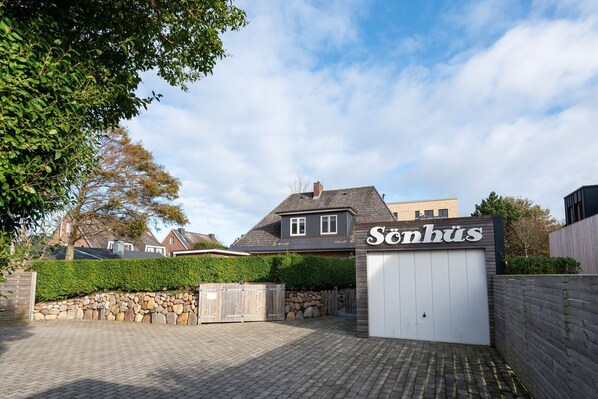 Exterior - Haus Sönhüs, Whg. 2 - Bright 3-room holiday apartment on approx. 100 m² for up to 4 persons. (Sylt)