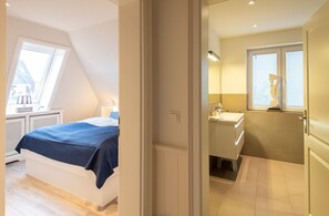 2 bedrooms, desk, iron/ironing board, WiFi - Haus Sönhüs, Whg. 2 - Bright 3-room holiday apartment on approx. 100 m² for up to 4 persons. (Sylt)