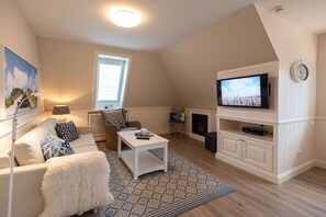 Fernseher, Kamin, Stereoanlage