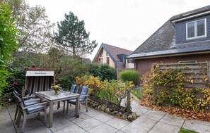 Outdoor dining - Haus Sönhüs, Whg. 2 - Bright 3-room holiday apartment on approx. 100 m² for up to 4 persons. (Sylt)