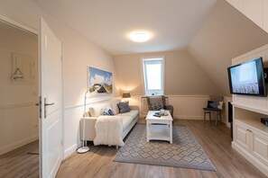 TV, fireplace, stereo - Haus Sönhüs, Whg. 2 - Bright 3-room holiday apartment on approx. 100 m² for up to 4 persons. (Sylt)