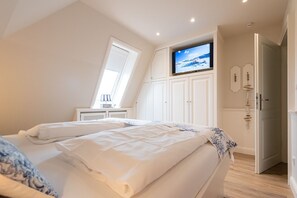 2 bedrooms, desk, iron/ironing board, WiFi - Haus Sönhüs, Whg. 2 - Bright 3-room holiday apartment on approx. 100 m² for up to 4 persons. (Sylt)