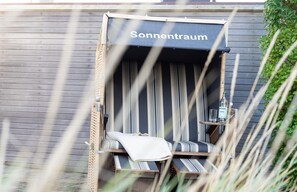 Terrace/patio - Haus Sonnentraum, Whg. 1 - Bright 3-room apartment on approx. 70 m² for up to 4 persons. (Sylt)