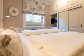 2 bedrooms, iron/ironing board, WiFi - Haus Sonnentraum, Whg. 1 - Bright 3-room apartment on approx. 70 m² for up to 4 persons. (Sylt)