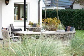 Outdoor dining - Haus Sonnentraum, Whg. 1 - Bright 3-room apartment on approx. 70 m² for up to 4 persons. (Sylt)