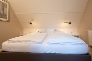 2 bedrooms, iron/ironing board, WiFi - Haus Sonnentraum, Whg. 1 - Bright 3-room apartment on approx. 70 m² for up to 4 persons. (Sylt)