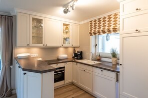 Réfrigérateur, four à micro-ondes, un four, lave-vaisselle