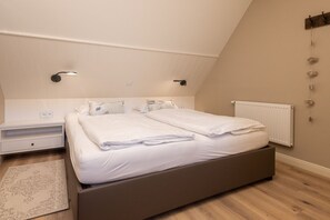 2 bedrooms, iron/ironing board, WiFi - Haus Sonnentraum, Whg. 1 - Bright 3-room apartment on approx. 70 m² for up to 4 persons. (Sylt)