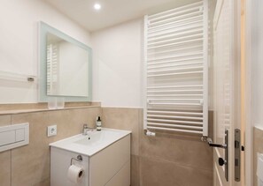 Shower, hair dryer - Haus Sonnentraum, Whg. 1 - Bright 3-room apartment on approx. 70 m² for up to 4 persons. (Sylt)
