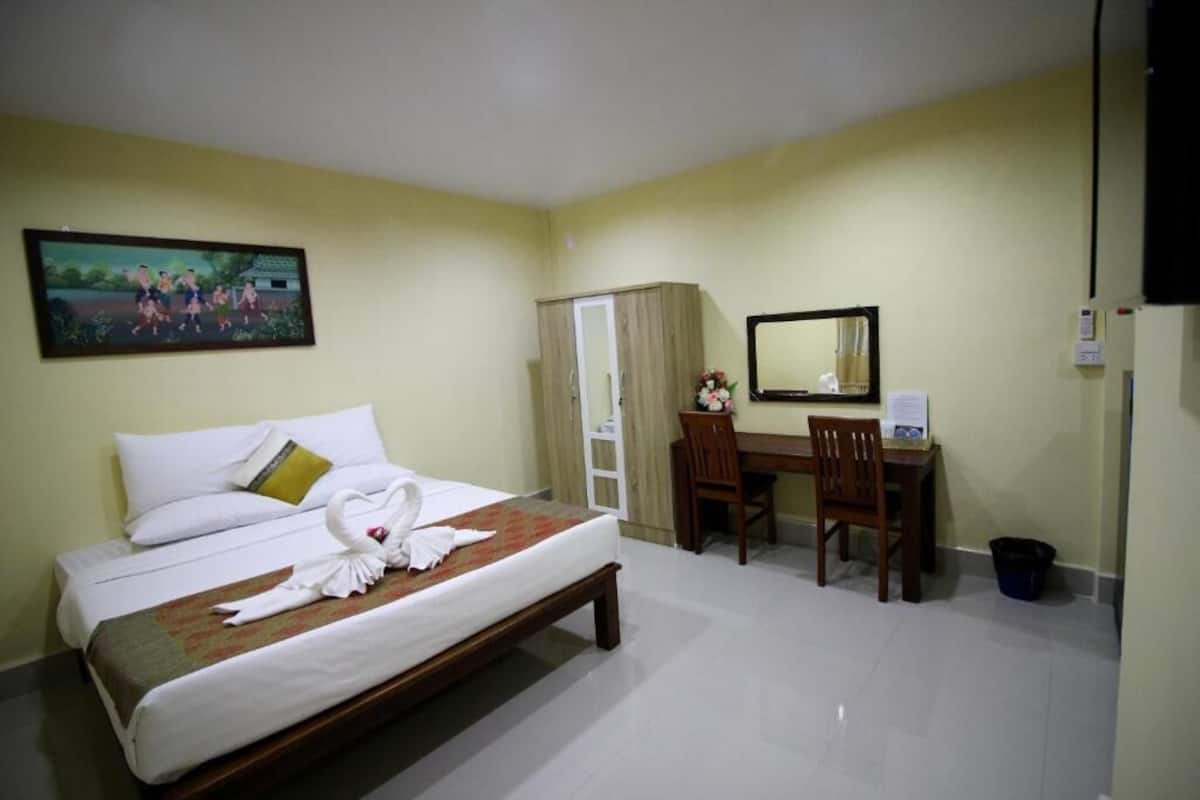 Superior Double Room | Desk, bed sheets