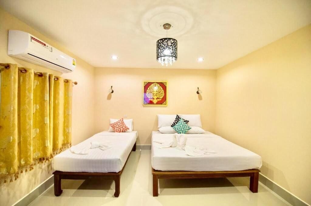 Deluxe Triple Room | Desk, bed sheets