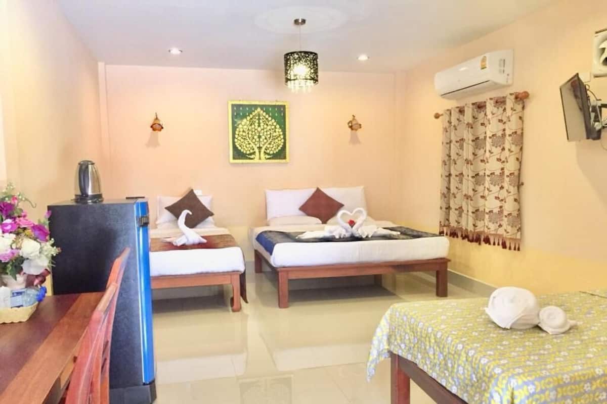 Family Double Room | Desk, bed sheets