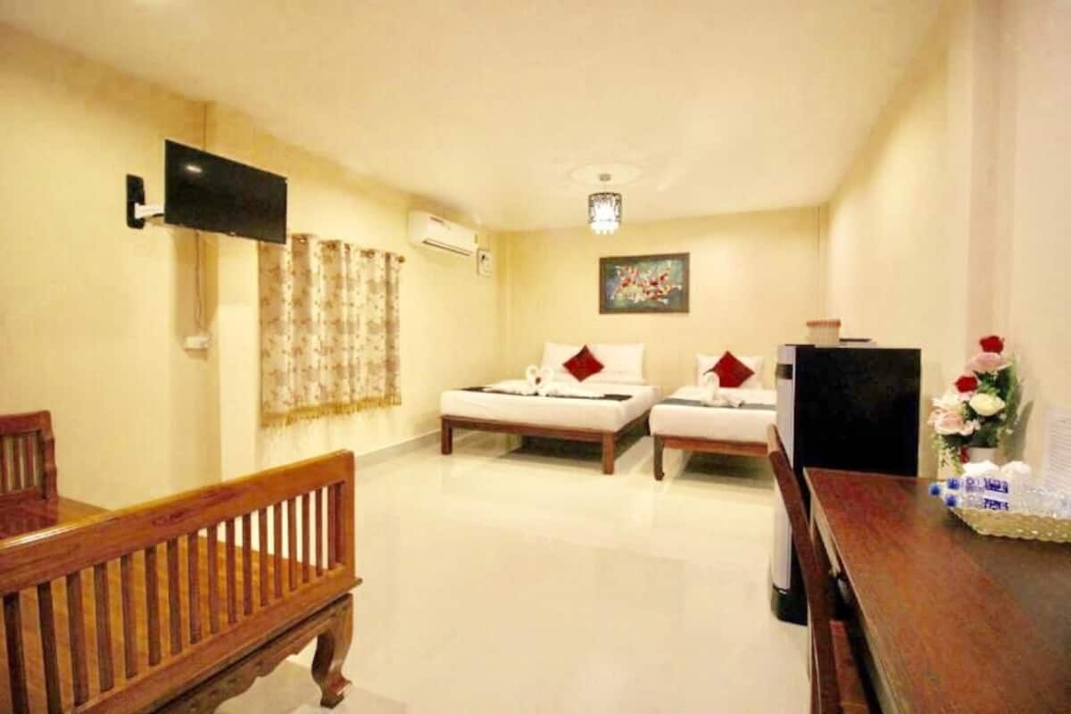 Deluxe Triple Room | Desk, bed sheets