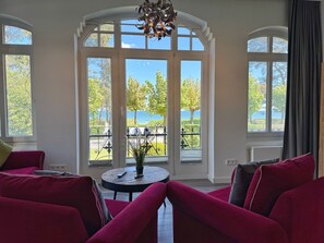 Unclassified image, 3 of 40, button