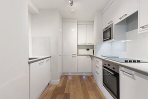 Kjøleskap, ovn, oppvaskmaskin og kaffetrakter/tekoker