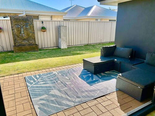 Cheerful 2BR ~ Walk to Jetty ~ A/C throughout