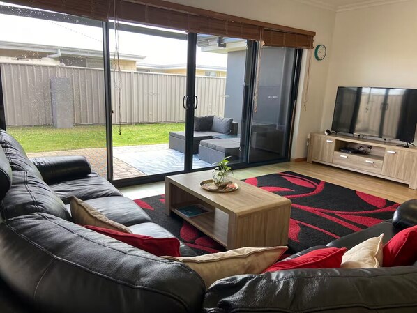 Living area - Cheerful 2BR ~ Walk to Jetty ~ A/C throughout (Busselton)
