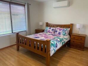2 chambres, fer et planche à repasser, Wi-Fi, draps fournis