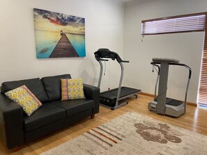 Fitness facility - Cheerful 2BR ~ Walk to Jetty ~ A/C throughout (Busselton)