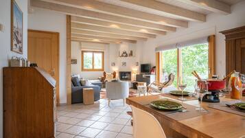 Télévision, cheminée, lecteur de DVD