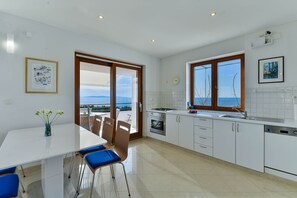 Kjøleskap, ovn, oppvaskmaskin og kaffetrakter/tekoker