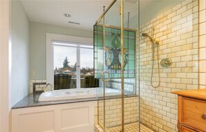 Combined shower/tub, free toiletries, hair dryer, slippers - Anne Haven Spacious Retreat DT Seattle (Seattle)