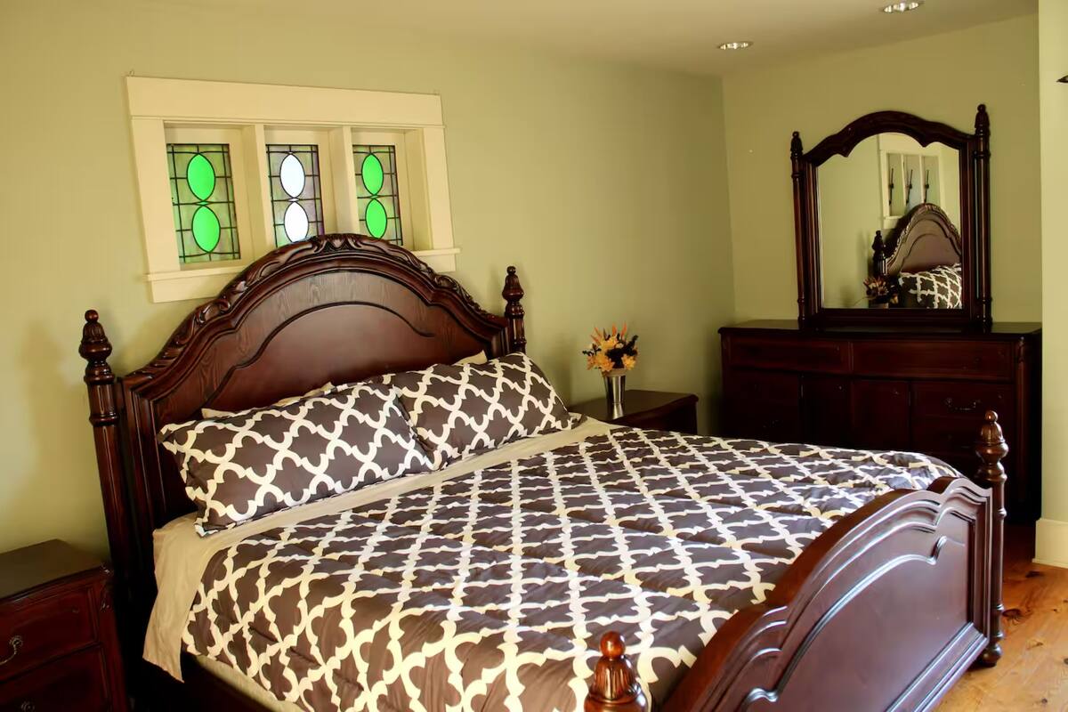 Suite | Desk, laptop workspace, iron/ironing board, WiFi (free)