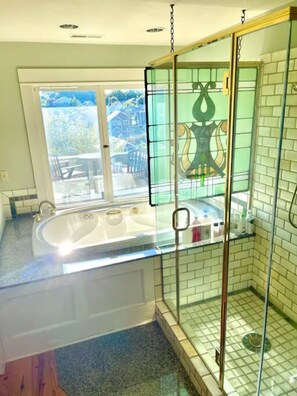 Tina con regadera, amenidades de baño gratuitas, secadora de cabello