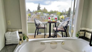 Combined shower/tub, free toiletries, hair dryer, slippers - Anne Haven Spacious Retreat DT Seattle (Seattle)