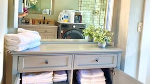 Combined shower/tub, free toiletries, hair dryer, slippers - Anne Haven Spacious Retreat DT Seattle (Seattle)