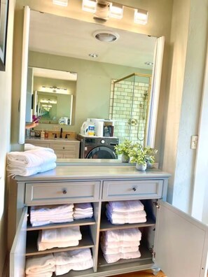 Chuveiro/banheira combinados, produtos de toalete grátis